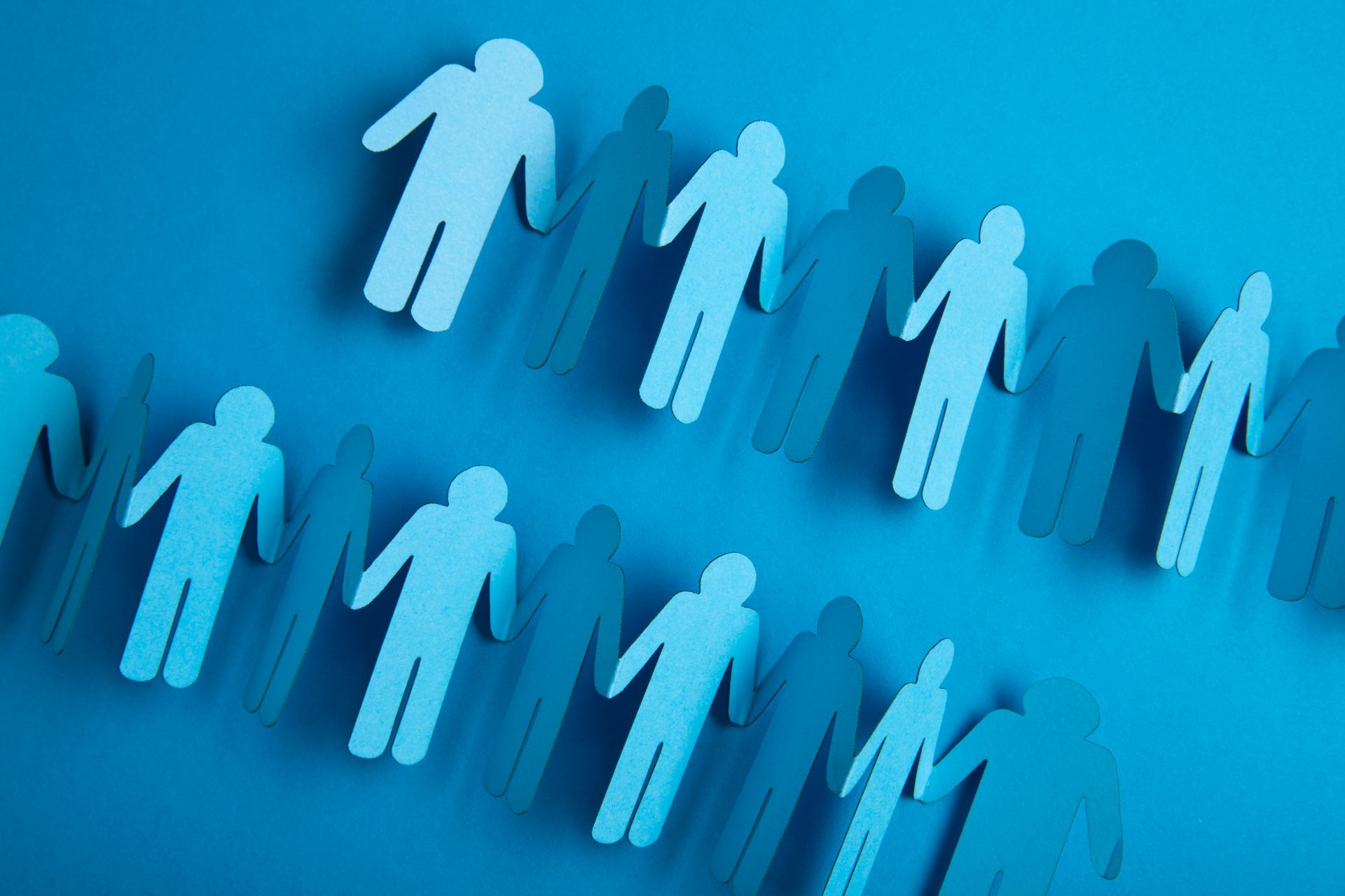 papel recortado personas tomados de la mano